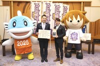 滋賀県知事と西川貴教。