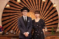 「The Covers」MCのリリー・フランキー（左）、上白石萌歌（右）。（写真提供：NHK）