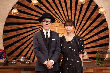 「The Covers」MCのリリー・フランキー（左）、上白石萌歌（右）。（写真提供：NHK）