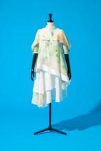 日向坂46「WE R!」で展示される「全国おひさま化計画」ライブ衣装。