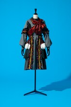 日向坂46「WE R!」で展示される「ひらがなくりすます2018」ライブ衣装。