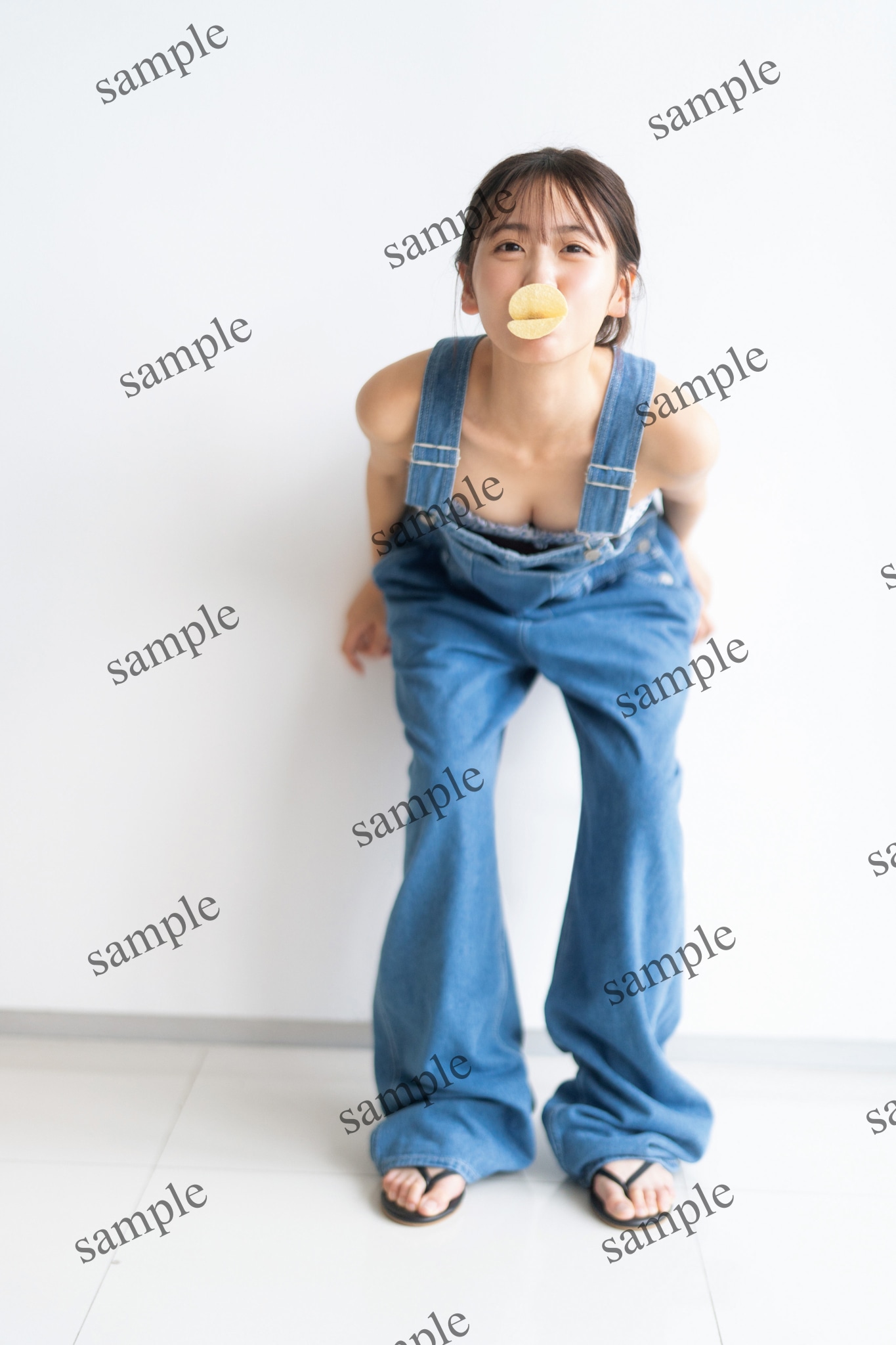 櫻井優衣の1st写真集「YUi」HMV&BOOKS SHIBUYA特典A3ポスター。（撮影：佐藤佑一）