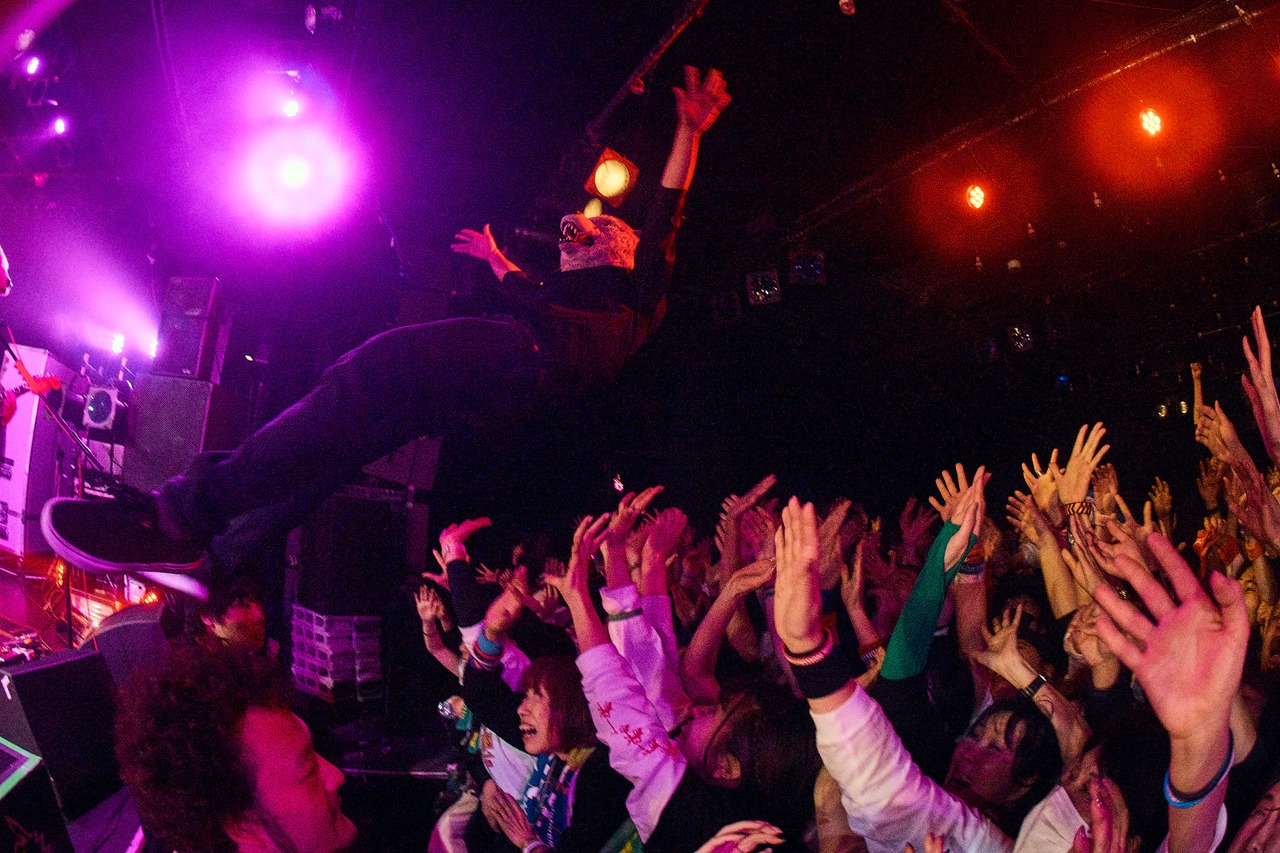 フロアにダイブするDJ Santa Monica（DJ, Sampling / MAN WITH A MISSION）。（撮影：酒井ダイスケ）