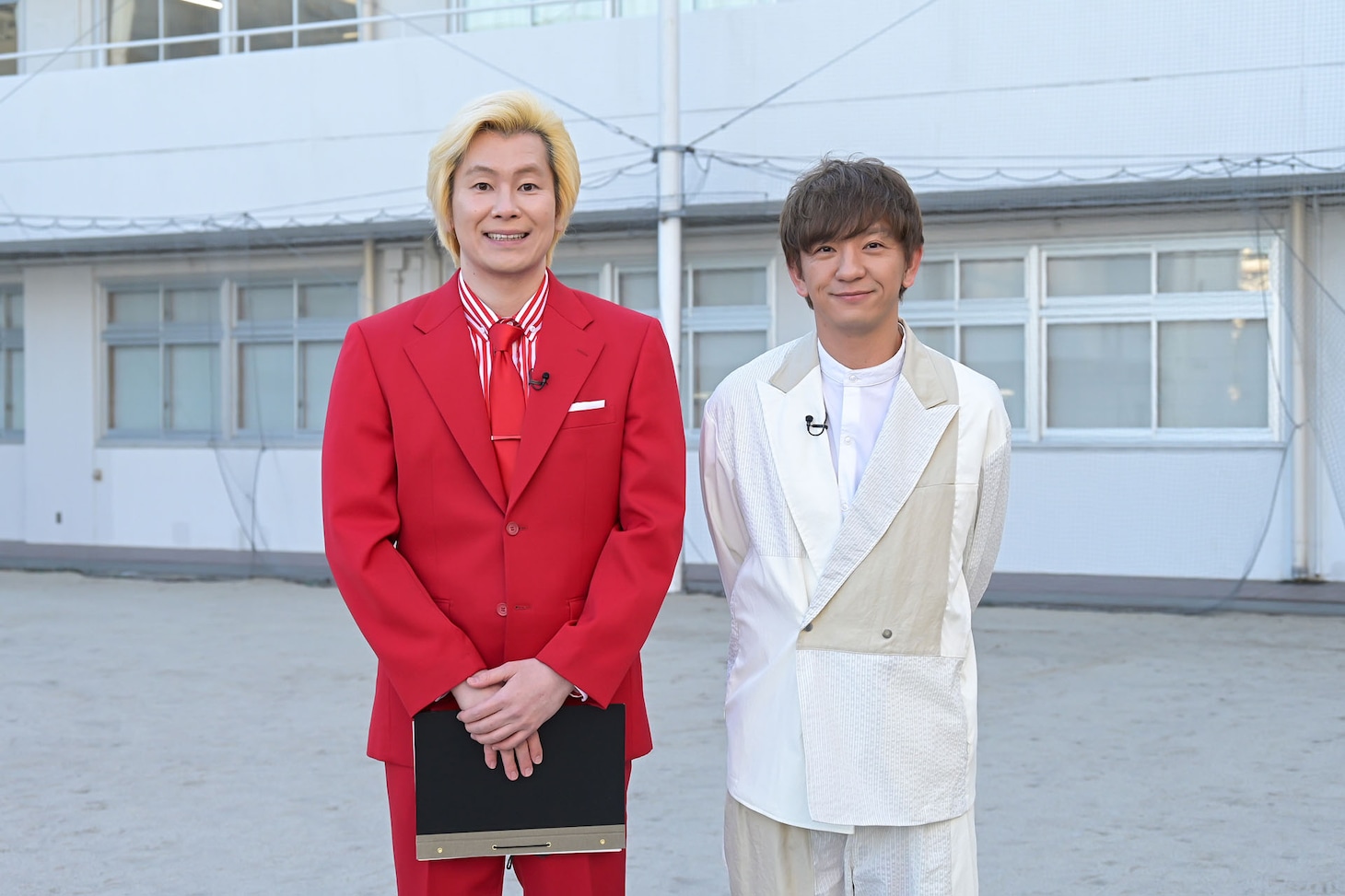 左からカズレーザー（メイプル超合金）、向井慧（パンサー）。(c)MBS