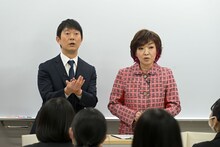 左からアキラ100%、清水ミチコ。(c)MBS