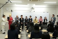 「クイズ！先生芸能人No.1決定戦」の様子。(c)MBS