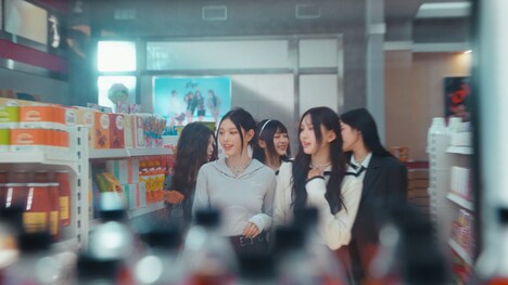 CM「コカ・コーラ ゼロ 選ぼう。コークゼロの美味しさを。」編より。