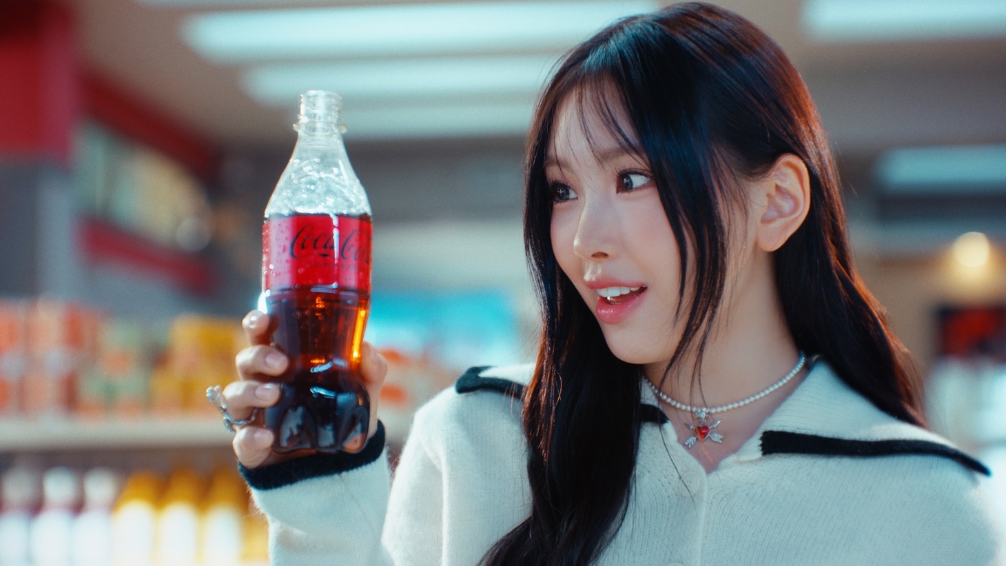 CM「コカ・コーラ ゼロ 選ぼう。コークゼロの美味しさを。」編より。