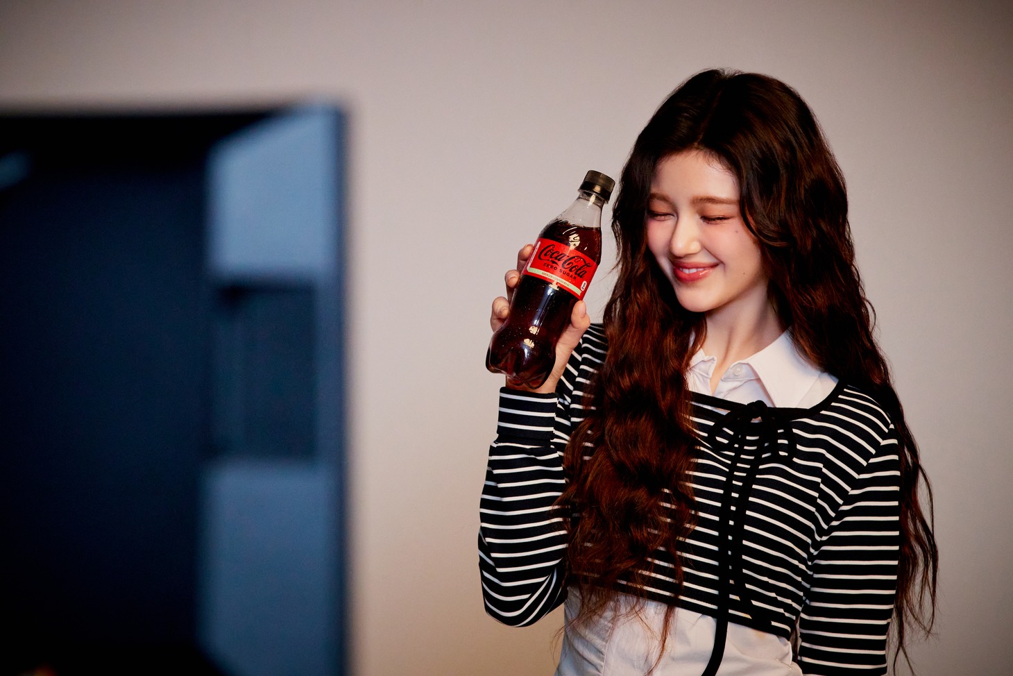 CM「コカ・コーラ ゼロ 選ぼう。コークゼロの美味しさを。」編のメイキングカット。
