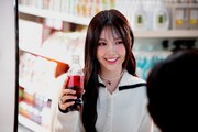 CM「コカ・コーラ ゼロ 選ぼう。コークゼロの美味しさを。」編のメイキングカット。