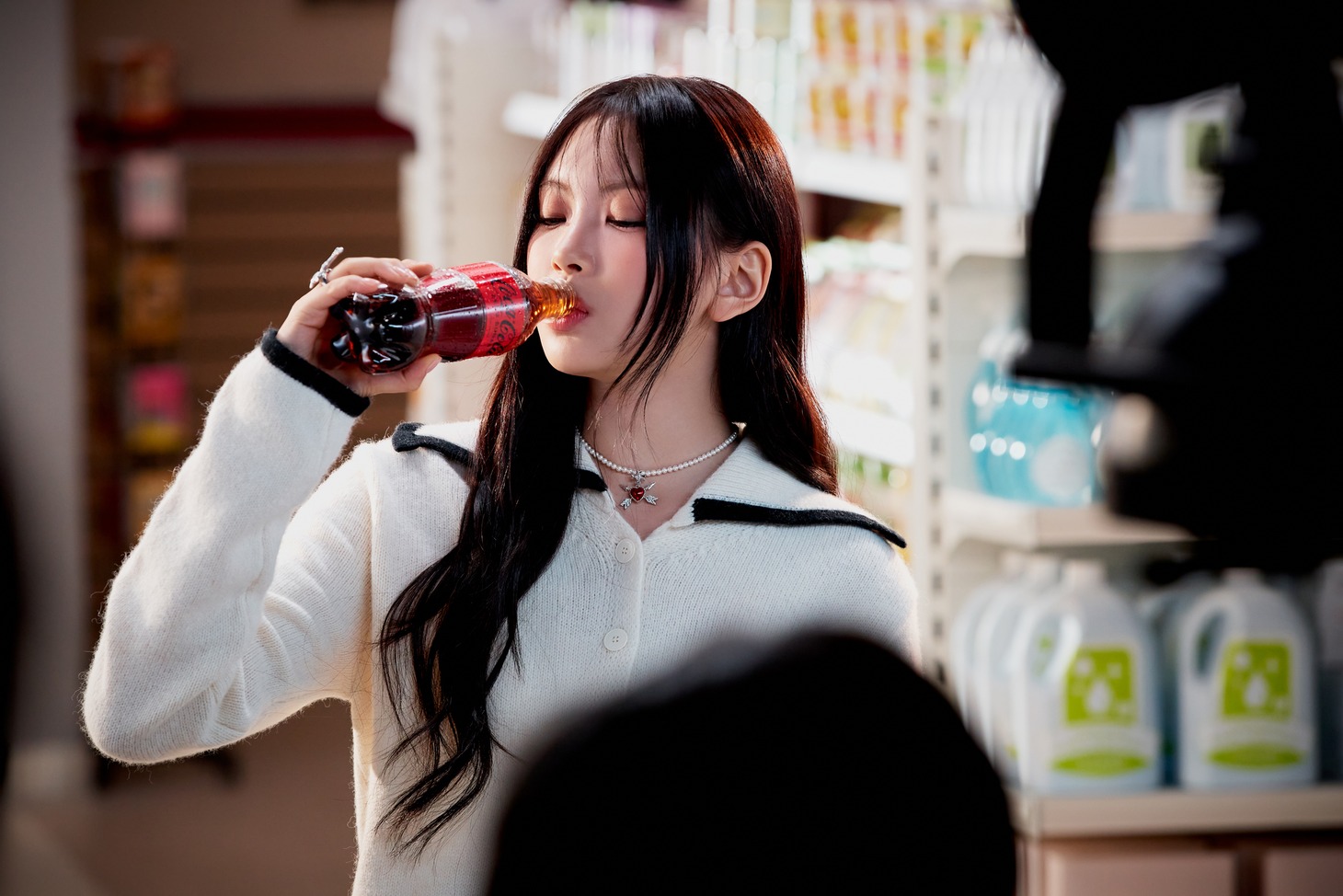 CM「コカ・コーラ ゼロ 選ぼう。コークゼロの美味しさを。」編のメイキングカット。