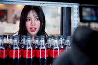 CM「コカ・コーラ ゼロ 選ぼう。コークゼロの美味しさを。」編のメイキングカット。