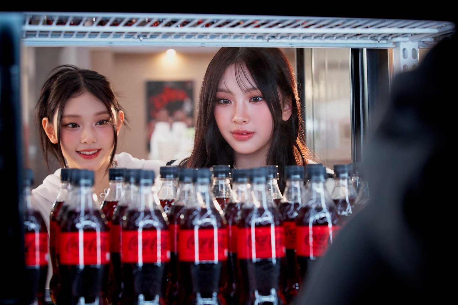 CM「コカ・コーラ ゼロ 選ぼう。コークゼロの美味しさを。」編のメイキングカット。