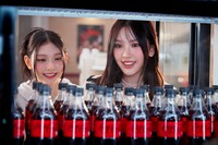 CM「コカ・コーラ ゼロ 選ぼう。コークゼロの美味しさを。」編のメイキングカット。