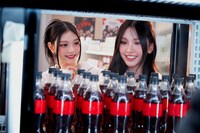 CM「コカ・コーラ ゼロ 選ぼう。コークゼロの美味しさを。」編のメイキングカット。