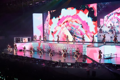 DAY1で「Comeback Story V」を披露するウマ娘たち。(c)Cygames, Inc.