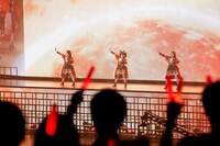 DAY1「NEXT FRONTIER」のパフォーマンスシーン。(c)Cygames, Inc.