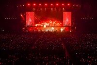 DAY1「NEXT FRONTIER」のパフォーマンスシーン。(c)Cygames, Inc.