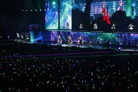 DAY1「BLOW my GALE」のパフォーマンスシーン。(c)Cygames, Inc.