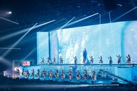 DAY1「DRAMATIC JOURNEY」のパフォーマンスシーン。(c)Cygames, Inc.