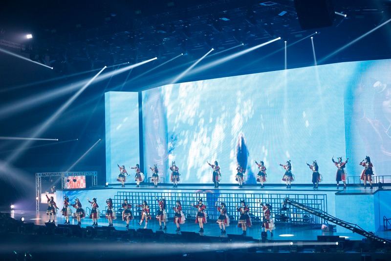 DAY1「DRAMATIC JOURNEY」のパフォーマンスシーン。(c)Cygames, Inc.