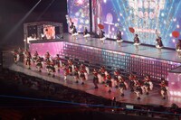 DAY1「トレセン音頭」のパフォーマンスシーン。(c)Cygames, Inc.