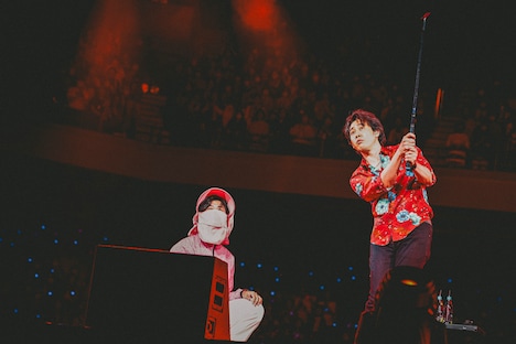 「TEAM NACS Solo Project 5D2 -FIVE DIMENSIONS II- 生誕50周年記念!!大泉洋リサイタル in 武道館」の様子。（撮影：西槇太一）