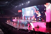 DAY2で「Comeback Story V」を披露するウマ娘たち。(c)Cygames, Inc.