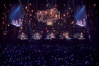 DAY2「ミッドナイト・エピローグ （Remix Ver.）」のパフォーマンスシーン。(c)Cygames, Inc.