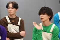 マサヒロ（左）について語るタクヤ（右）。