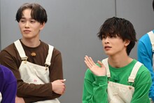 マサヒロ（左）について語るタクヤ（右）。