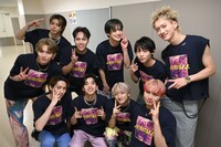 ツアー初日公演終演後のBUDDiiS。