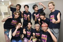 ツアー初日公演終演後のBUDDiiS。