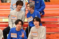 談笑する吉澤要人（原因は自分にある。）、田中洸希（SUPER★DRAGON）と、カメラに気付いた池田彪馬（SUPER★DRAGON）、小泉光咲（原因は自分にある。）。