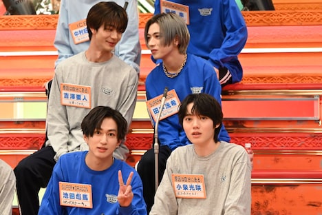 談笑する吉澤要人（原因は自分にある。）、田中洸希（SUPER★DRAGON）と、カメラに気付いた池田彪馬（SUPER★DRAGON）、小泉光咲（原因は自分にある。）。
