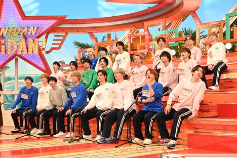 ファンが集った観覧席を見る車エビチームと伊勢エビチームのメンバー。