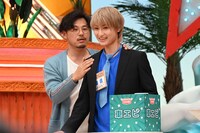 平子祐希（アルコ＆ピース）にスーツを着せてもらう飯島颯（SUPER★DRAGON）。