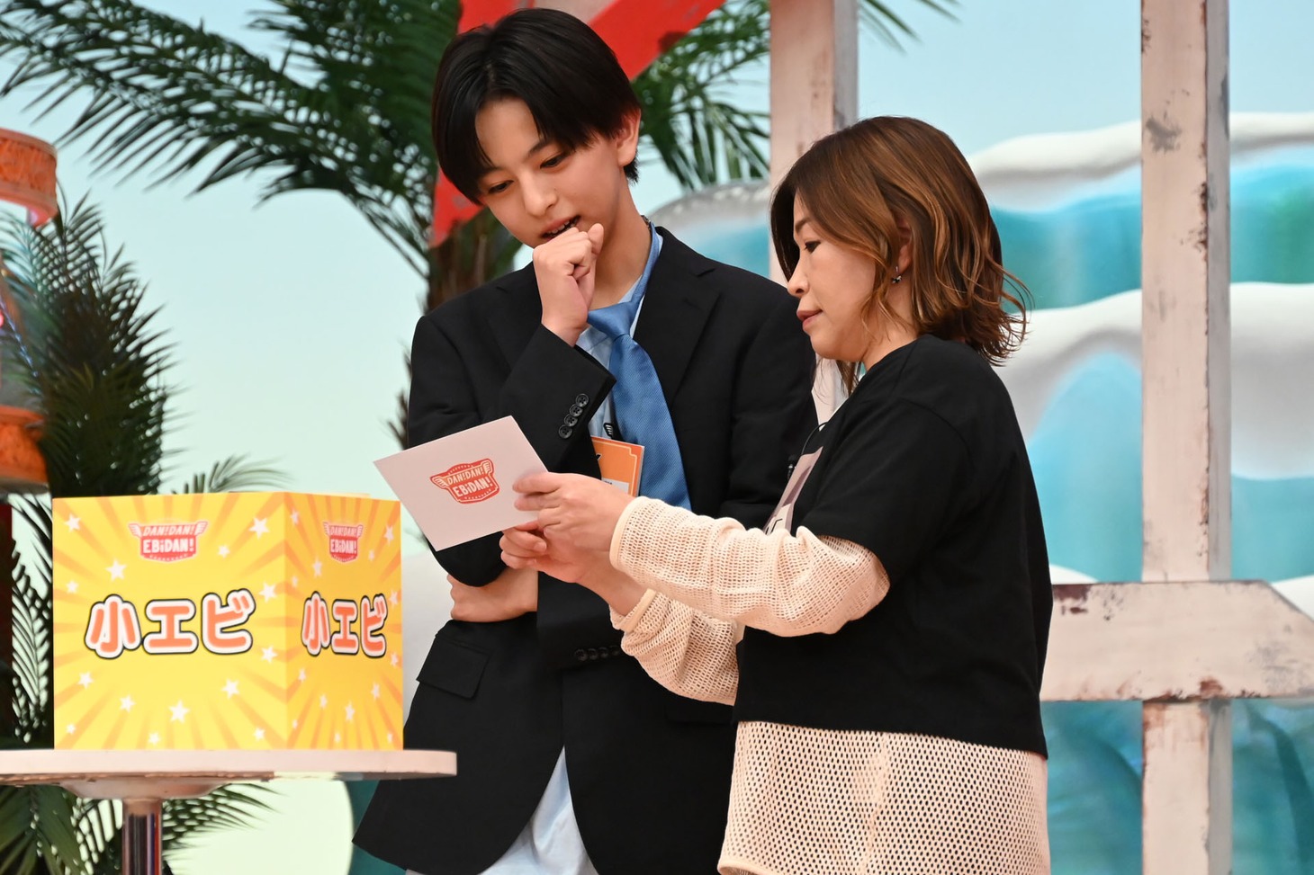大久保佳代子（オアシズ / 右）と打ち合わせをする八神遼介（ICEx / 左）。