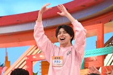 チャレンジを盛り上げるタカシ（超特急）。