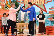 ハイタッチするカイ（超特急）と古川毅（SUPER★DRAGON）。