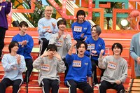 盛り上がる甘エビチームのメンバーと、照れ隠しをする長野凌大（原因は自分にある。 / 下段左から2番目）。