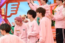 中段左から超特急のシューヤ、タクヤ、ユーキ。