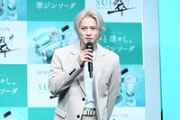 会見場に現れた平野紫耀。