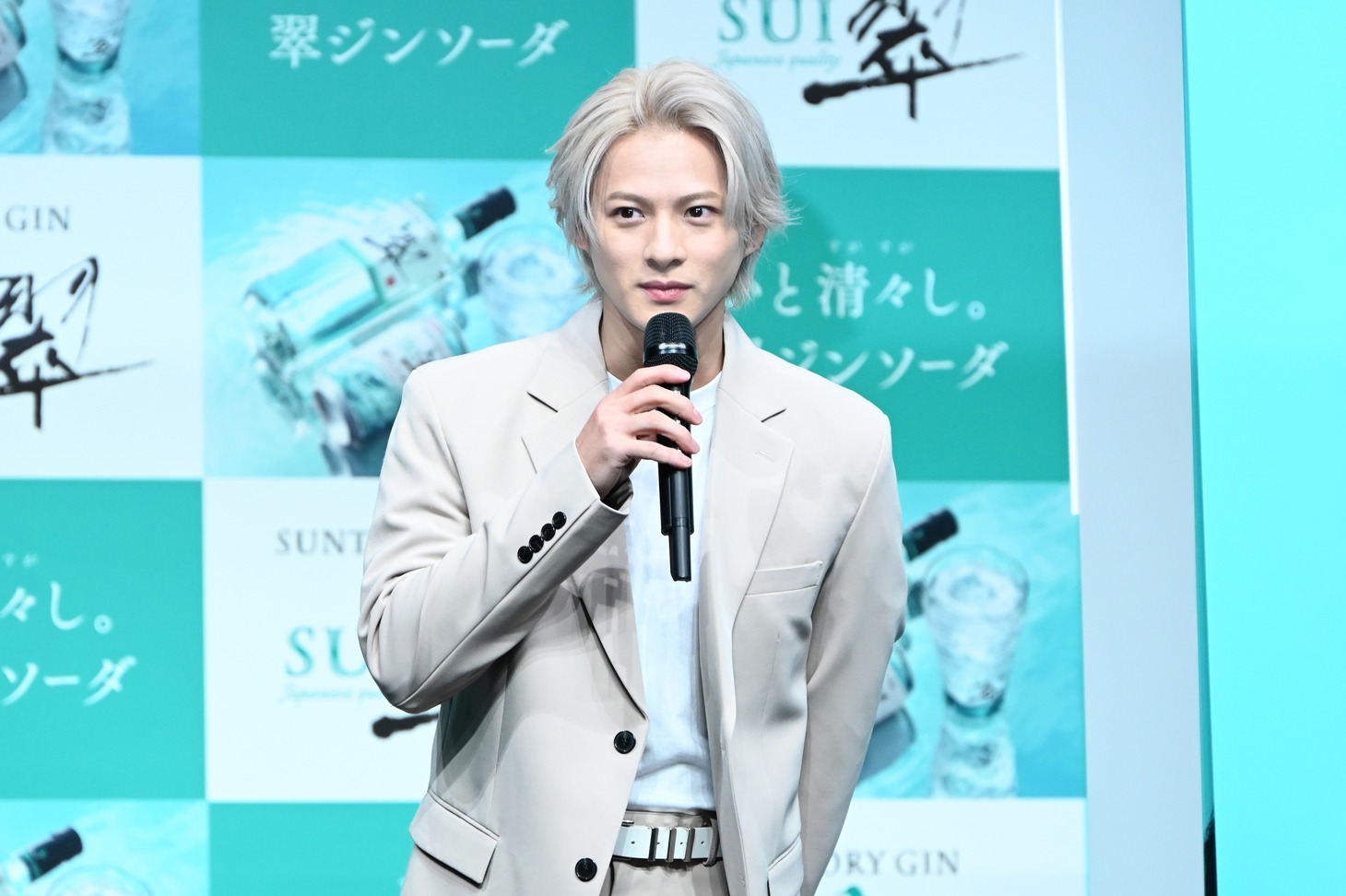 会見場に現れた平野紫耀。