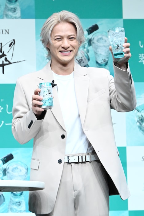 「翠ジンソーダ」を手に笑顔の平野紫耀。