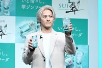 平野紫耀と「翠ジンソーダ」。