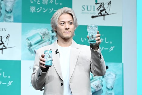 平野紫耀と「翠ジンソーダ」。