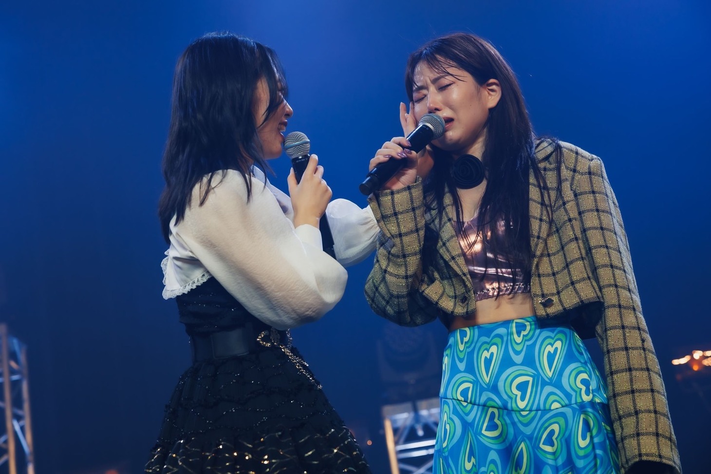 奥津マリリ（右）の涙を拭う小田さくら（左）。（Photo by nishinaga "saicho" isao）