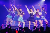 フィロソフィーのダンスと小田さくら。（Photo by nishinaga "saicho" isao）