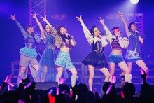 フィロソフィーのダンスと小田さくら。（Photo by nishinaga "saicho" isao）